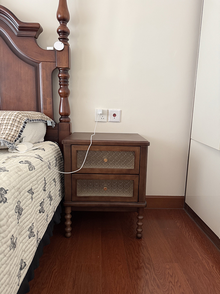 طاولات جانبية عتيقة الطراز مع  - مراجعة Solid Wood Nightstand 2 Drawers وسعره